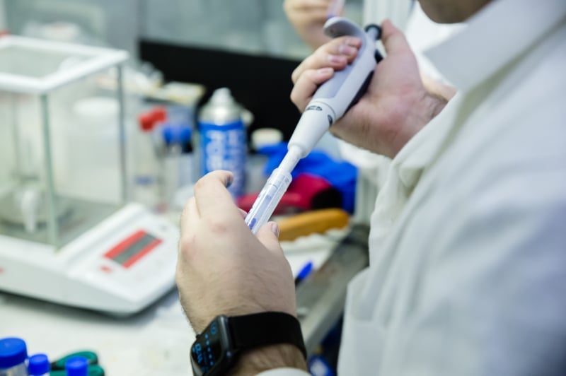 В українському виші синтезують магнітні наночастинки для лікування раку