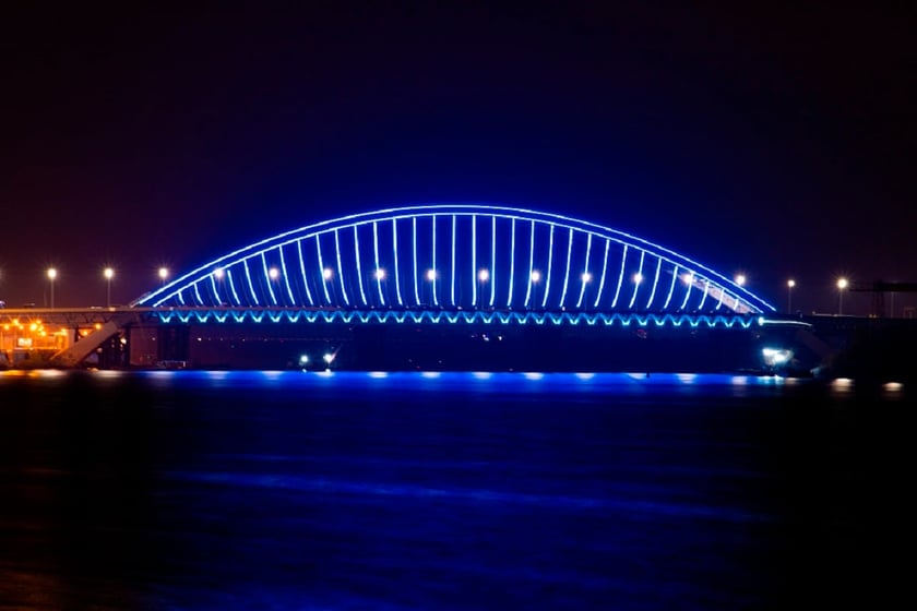 У Києві мости стали блакитними до Дня боротьби із пневмонією (ФОТО)