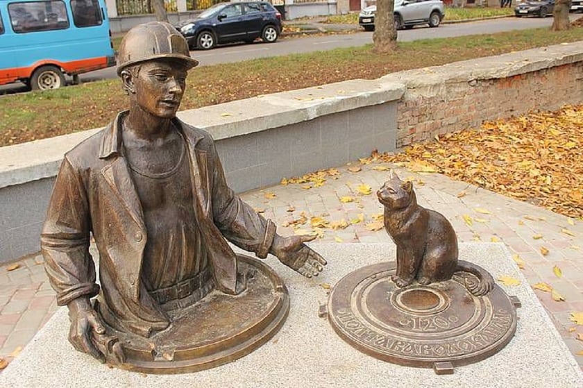 У Полтаві з’явився пам’ятник водопровіднику з котом (ФОТО)