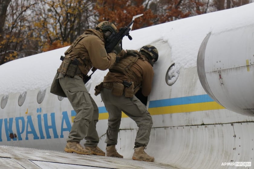 Спецпризначенці провели навчання зі штурмом літака Як-40 (ВІДЕО)