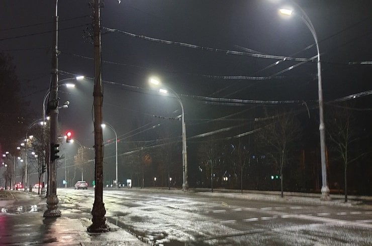 У Києві встановлюють ліхтарі з відтвореним історичним декором