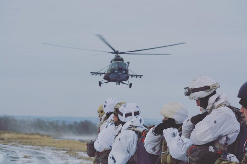 Десантники виконали стрибки з парашутом (ФОТО)