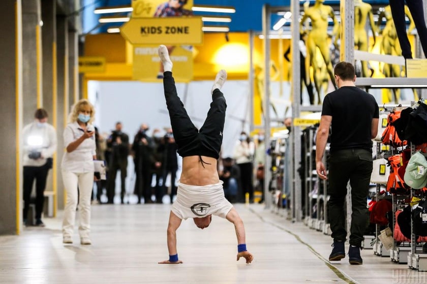 Українець встановив рекорд, пройшовши на руках 60 м (ФОТО, ВІДЕО)