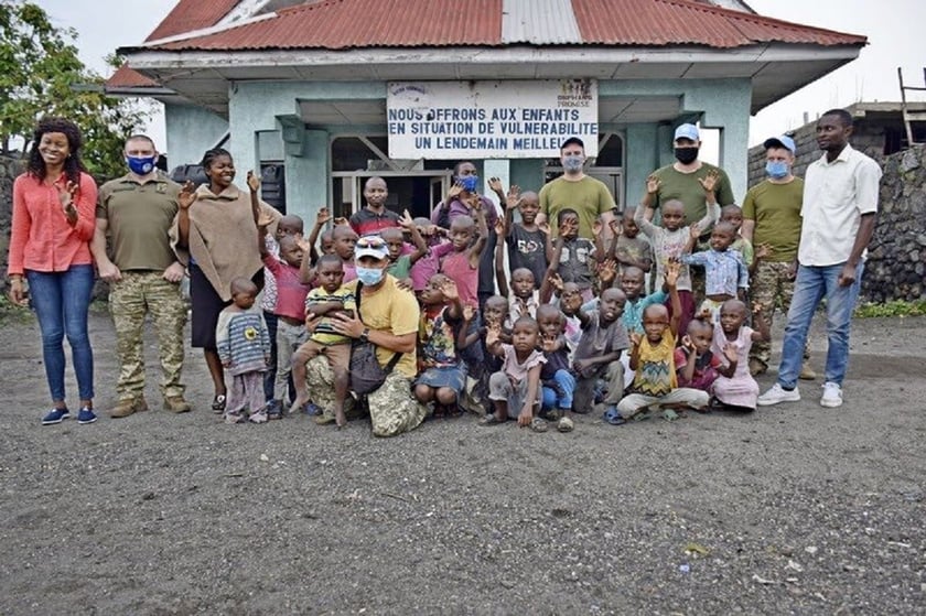 Українські миротворці привітали з Днем святого Миколая дітей-сиріт у Конго