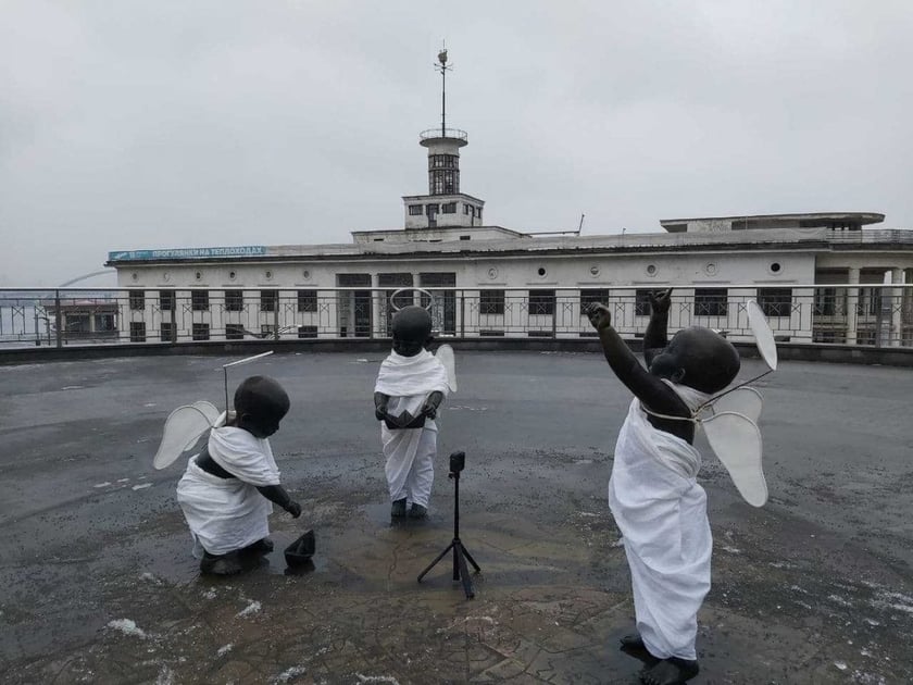 Засновників Києва на Поштовій переодягнули в янголів (ФОТО)