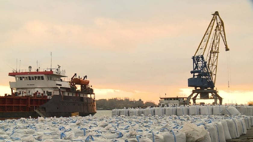 «Запоріжкокс» налагодив поставки гранульованого пеку річковим транспортом