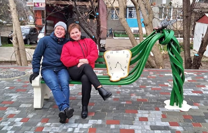 На Одещині з’явився плавлений годинник у стилі Далі (ФОТО)