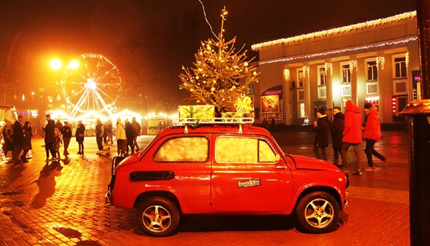 У Хмельницькому встановили ретро авто як святкову фотозону (ФОТО)