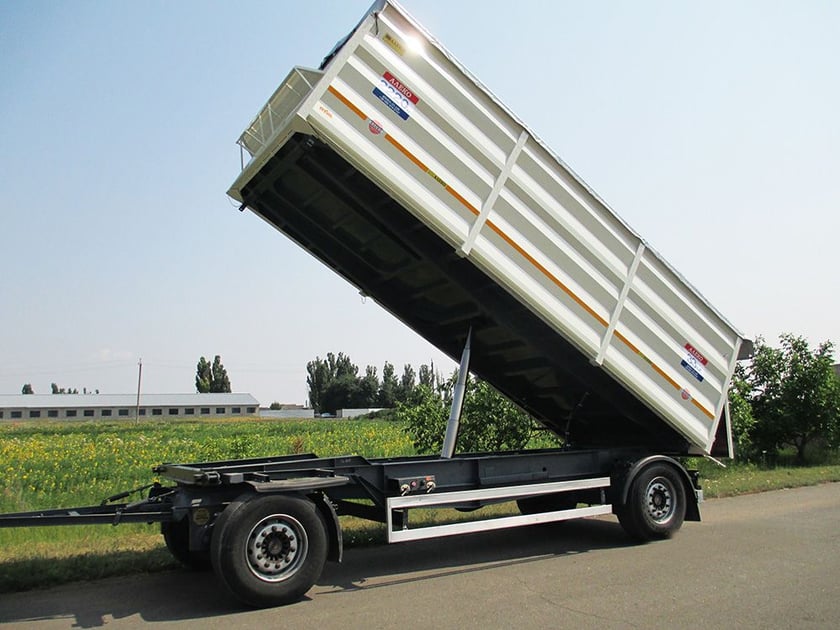 Український виробник показав новий причеп-зерновоз