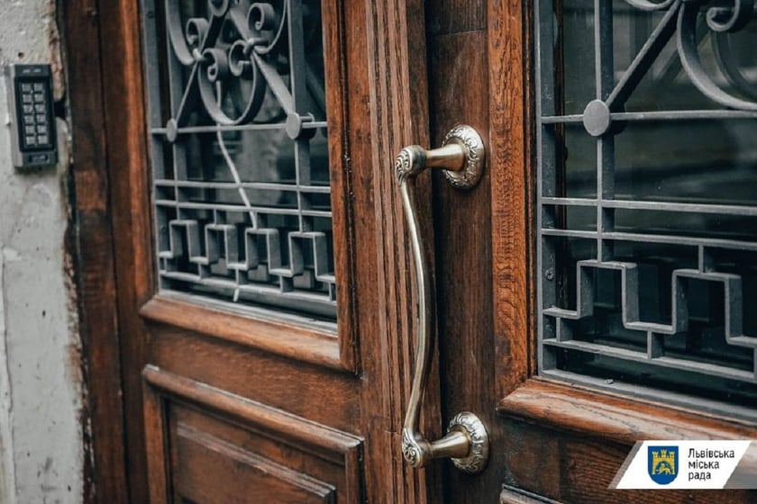 У Львові в будинку з атлантами відновили історичну браму (ФОТО)