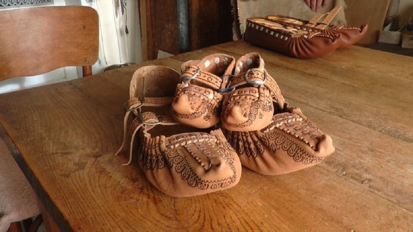 Як майстер на Прикарпатті створює гуцульське народне взуття