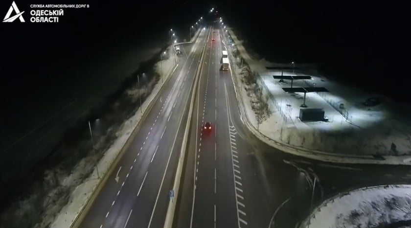 Для освітлення дороги Київ – Одеса встановили вже дві сонячні електростанції (ВІДЕО)