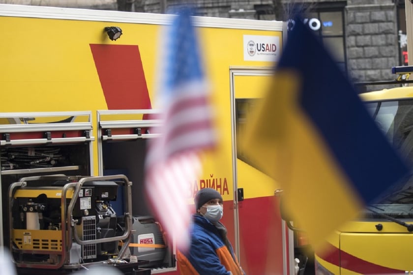 USAID передало Києву авто і лабораторію для усунення аварій на тепломережах