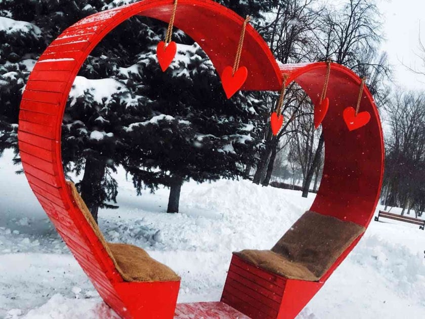 У Києві встановили лаву для закоханих (ФОТО)