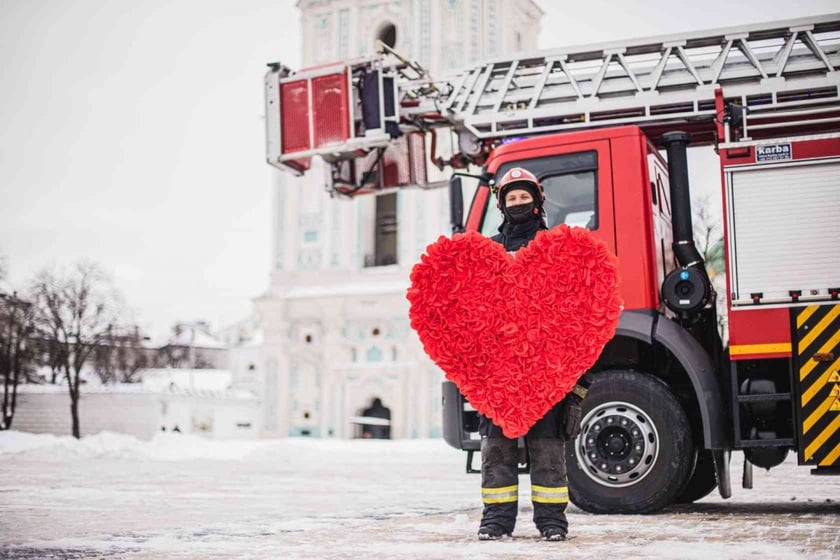 У Києві вогнеборці влаштували свято кохання на Софійській площі (ФОТО)