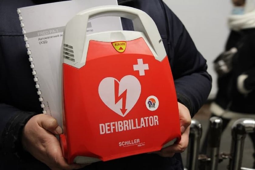 «РеаніМетро»: у підземці Києва на трьох станціях встановили дефібрилятори за ініціативи громади