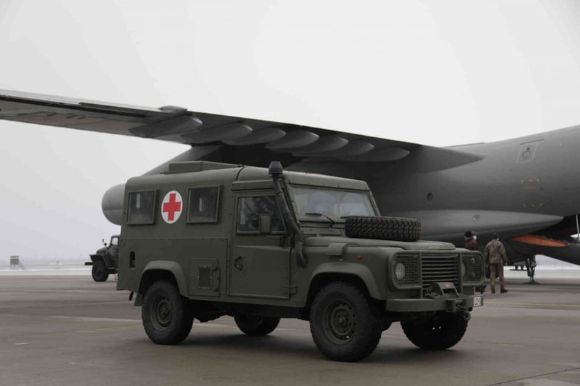 Латвія передала українській армії санітарні авто (ФОТО)