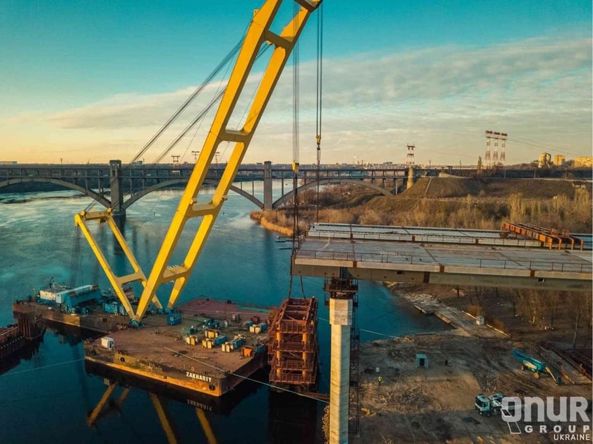 Найбільший плавкран Європи почав працювати на будівництві мосту в Запоріжжі (ФОТО)