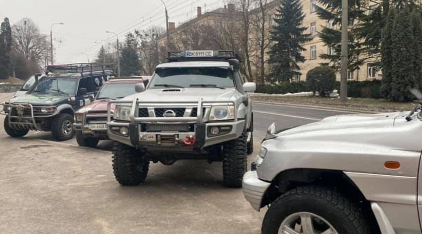 Рівненські волонтери на всюдиходах допомагають на дорозі в негоду