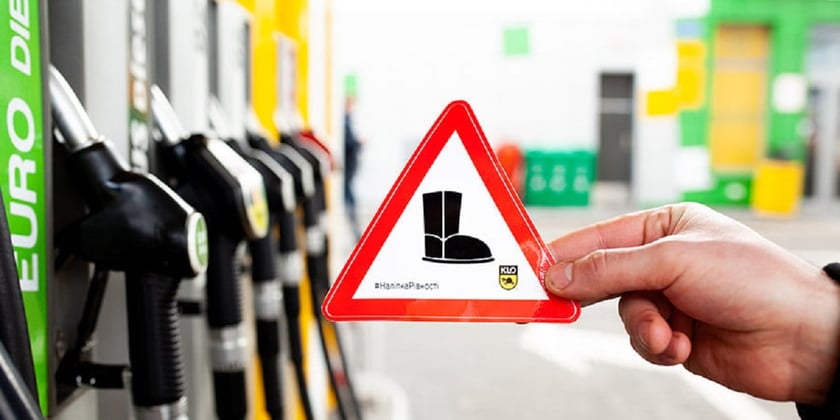 Випустили безкоштовні наліпки на авто на підтримку гендерної рівності