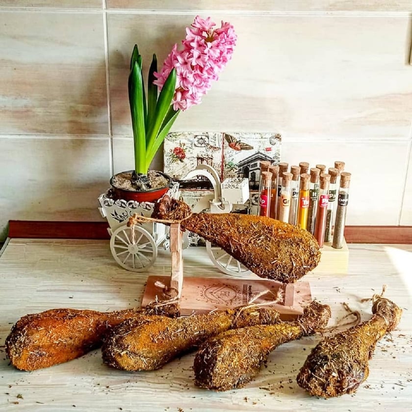 «Дім мандрівника» на Хмельниччині виготовляє крафтовий індичий хамон