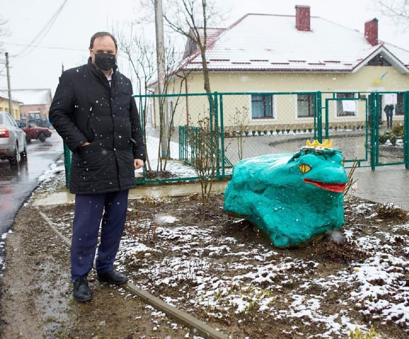На Прикарпатті біля дитсадочка встановили скульптуру жаби (ФОТО)