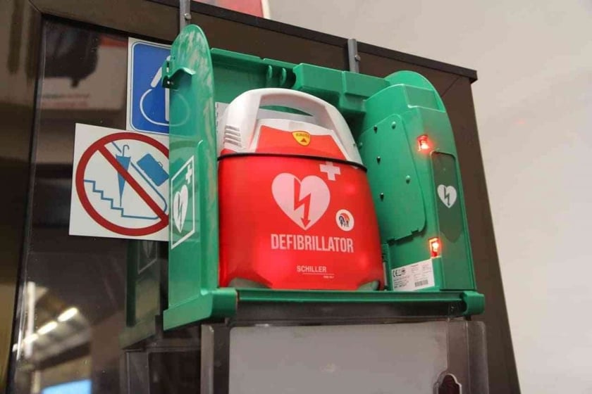 У Києві на 19 станцій метро розмістили дефібрилятори