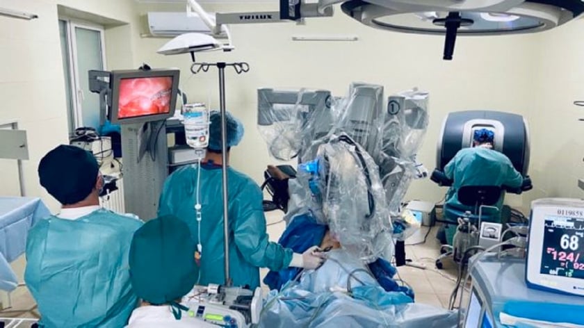 Унікальна операція. Уперше в Україні 13-річну дівчинку прооперував робот Da Vinci