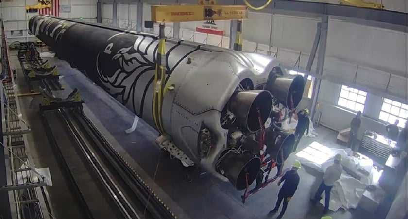 Українсько-американська компанія Firefly Aerospace показала встановлену на космодромі ракету