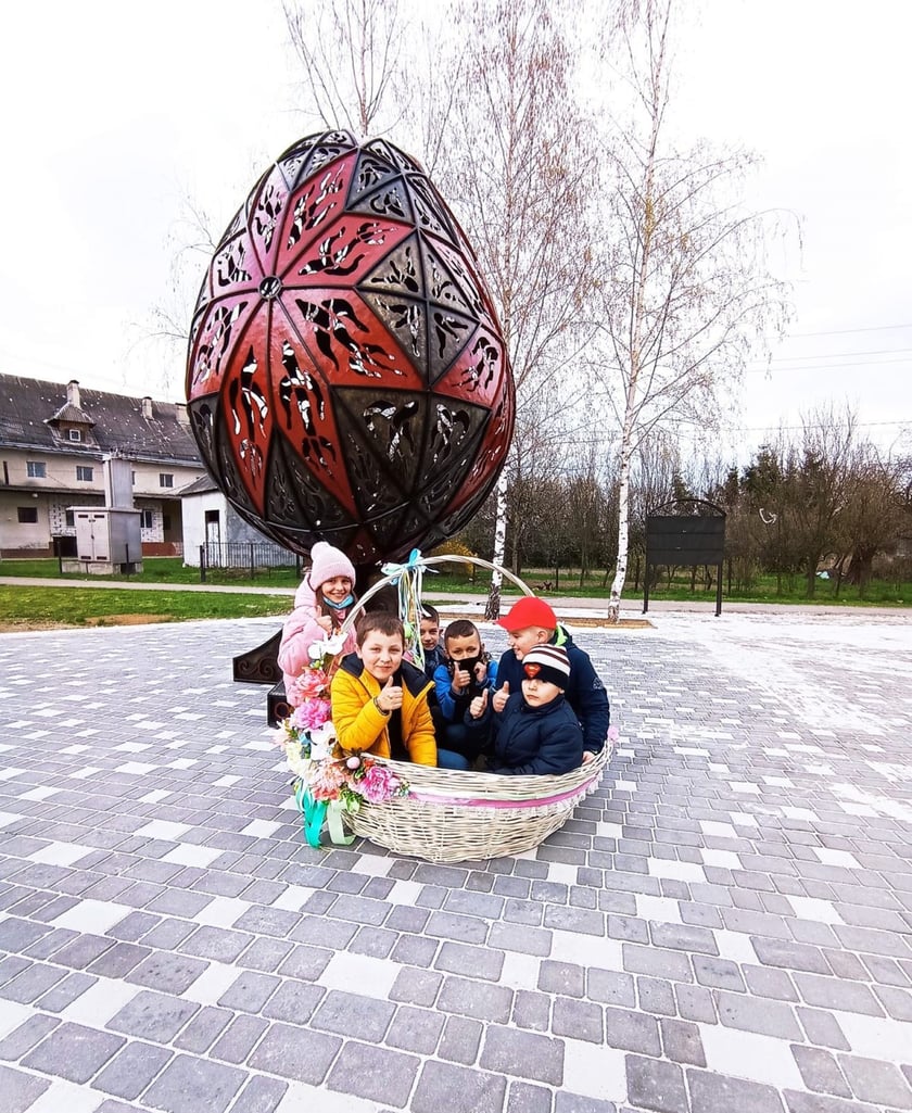 На Прикарпатті громада встановила 4-метрову ковану писанку (ФОТО)