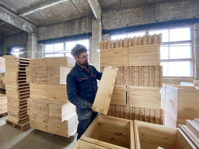 За програмою USAID підприємство з Луганщини отримало тисячі замовлень від бджолярів