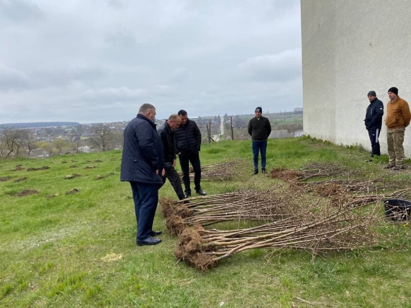 На Вінниччині висадили яблуневий сад в пам’ять про загиблих захисників України