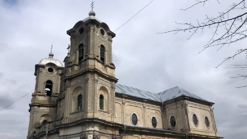 Волонтери на Прикарпатті відновлюють 260-річний костел