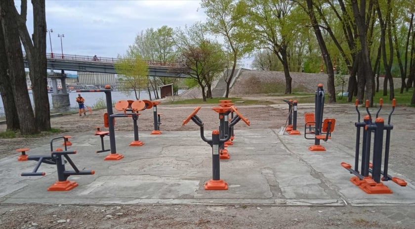 Біля столичного пляжу з’явився вуличний спортзал (ФОТО)