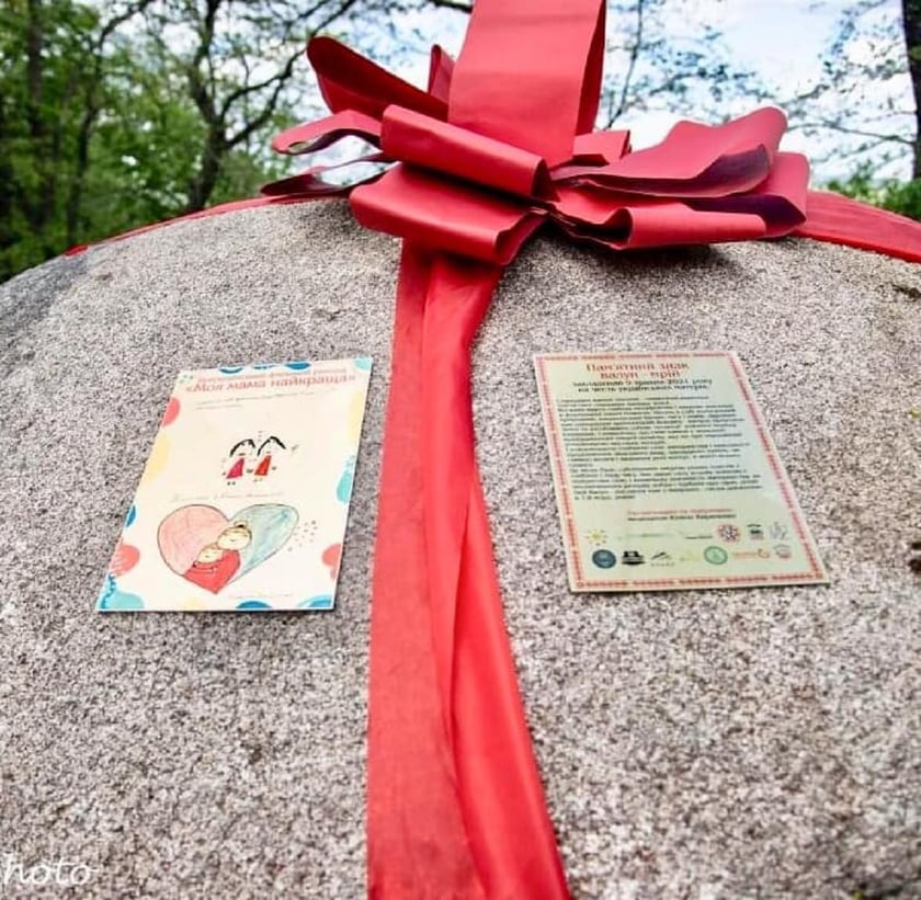 У Києві прадавній валун перетворили на пам’ятник мамам