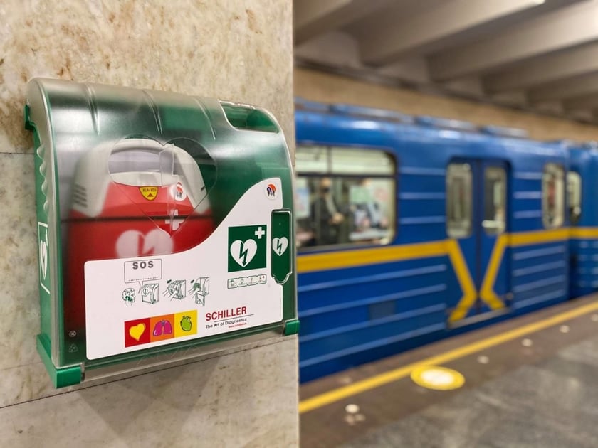 На всіх станціях київського метро з’явилися дефібрилятори