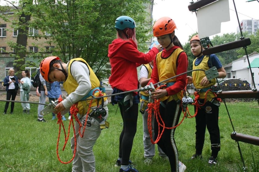Перший в Україні «Мотузковий парк» біля школи презентували у столиці