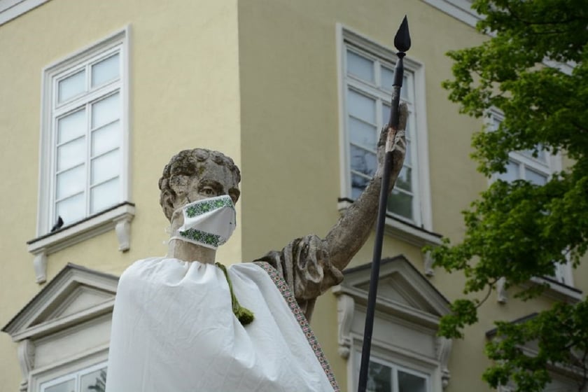 У Львові скульптури левів та античні статуї одягнули у вишиванки