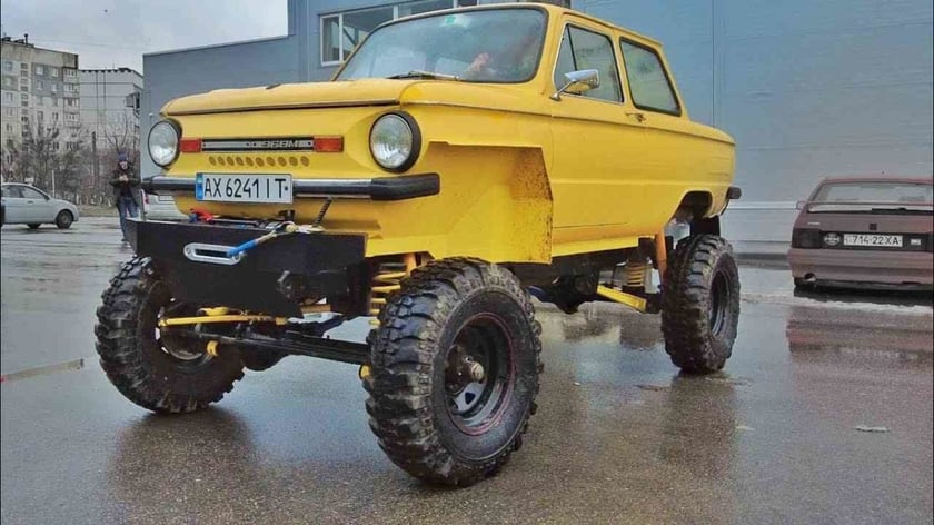 Мережу підірвало відео позашляховика з Харкова, що хвацько штурмує бездоріжжя