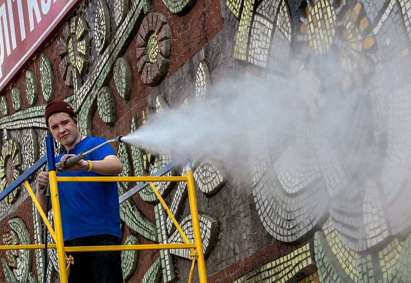 Як активісти «Києве, мий» очищували 45-річну мозаїку на Березняках (ФОТО)