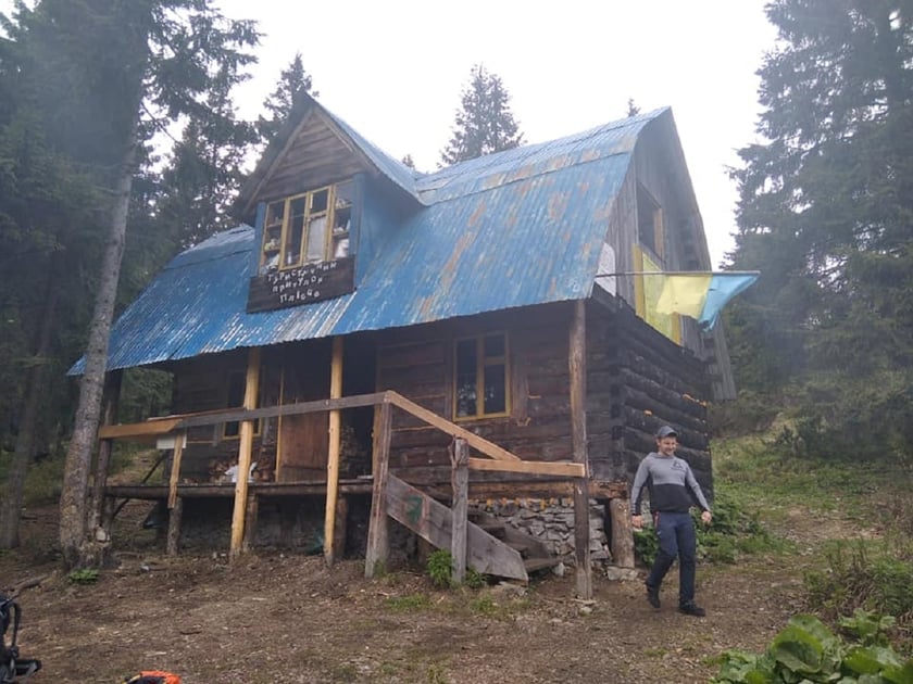 У Карпатах волонтери відремонтували туристичний притулок під горою Грофа