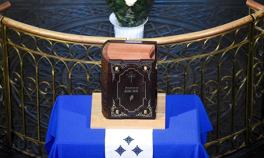 В Україні презентували рукописну Біблію, яку створили 30 тис. українців