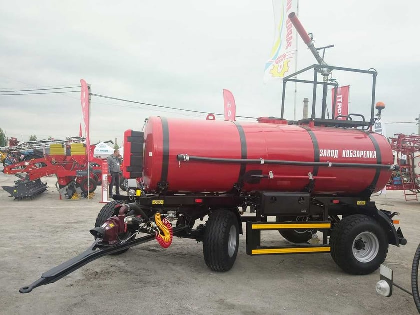 «Завод Кобзаренка» презентував аграріям спецтехніку для гасіння пожеж