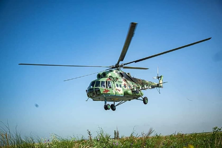 На Миколаївщині морські піхотинці здійснили тренувальні стрибки з парашутом (ФОТО)