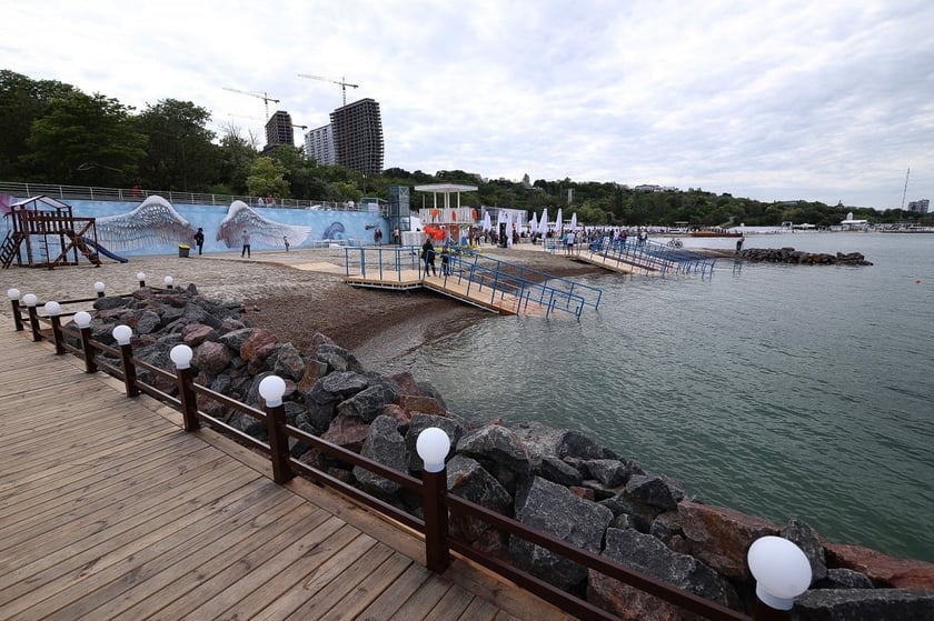 В Одесі відкрили інклюзивний пляж із пандусами та ліфтом