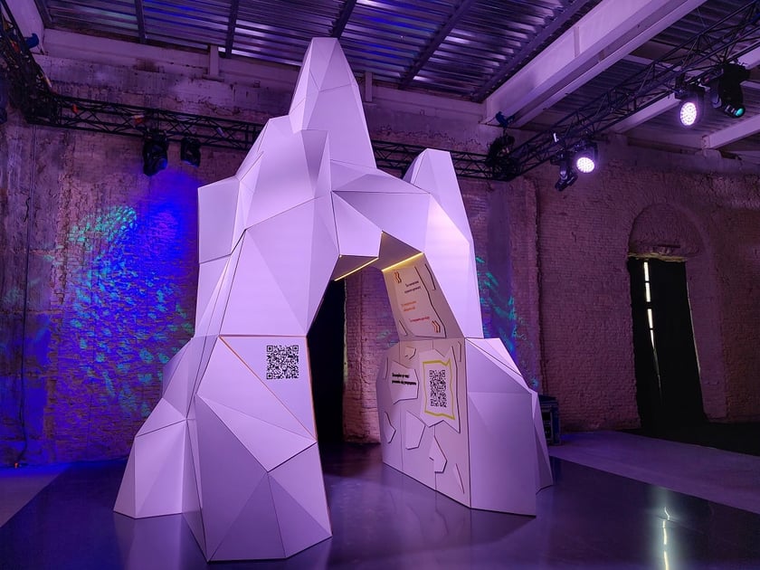 Благодійники встановили величезний айсберг у Києві