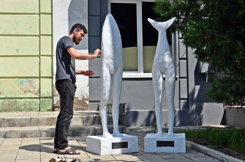 На Донеччині митець Astian Rey створив незвичні скульптури «люди-акули»