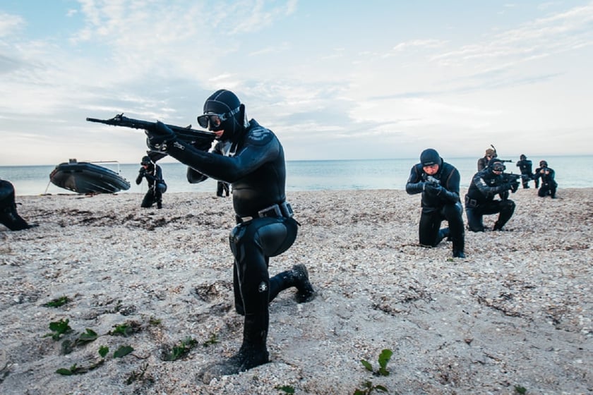У Чорному морі водолази пройшли масштабні навчання за участі військової авіації (ВІДЕО)