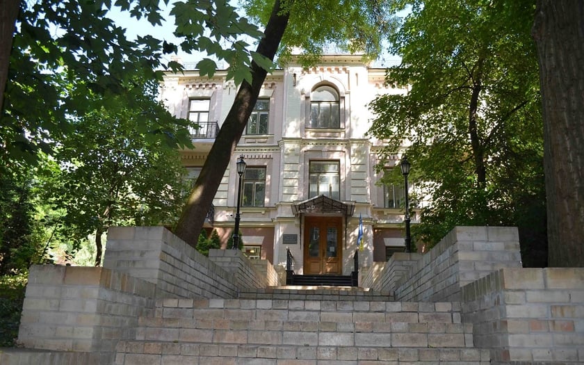 Київські активісти відмили сходи до музею Грушевського у центрі столиці (ВІДЕО)