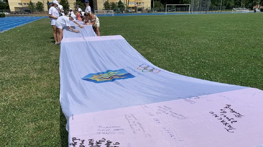 Найбільший в Україні Олімпійський прапор розгорнули в Мукачеві (ФОТО)